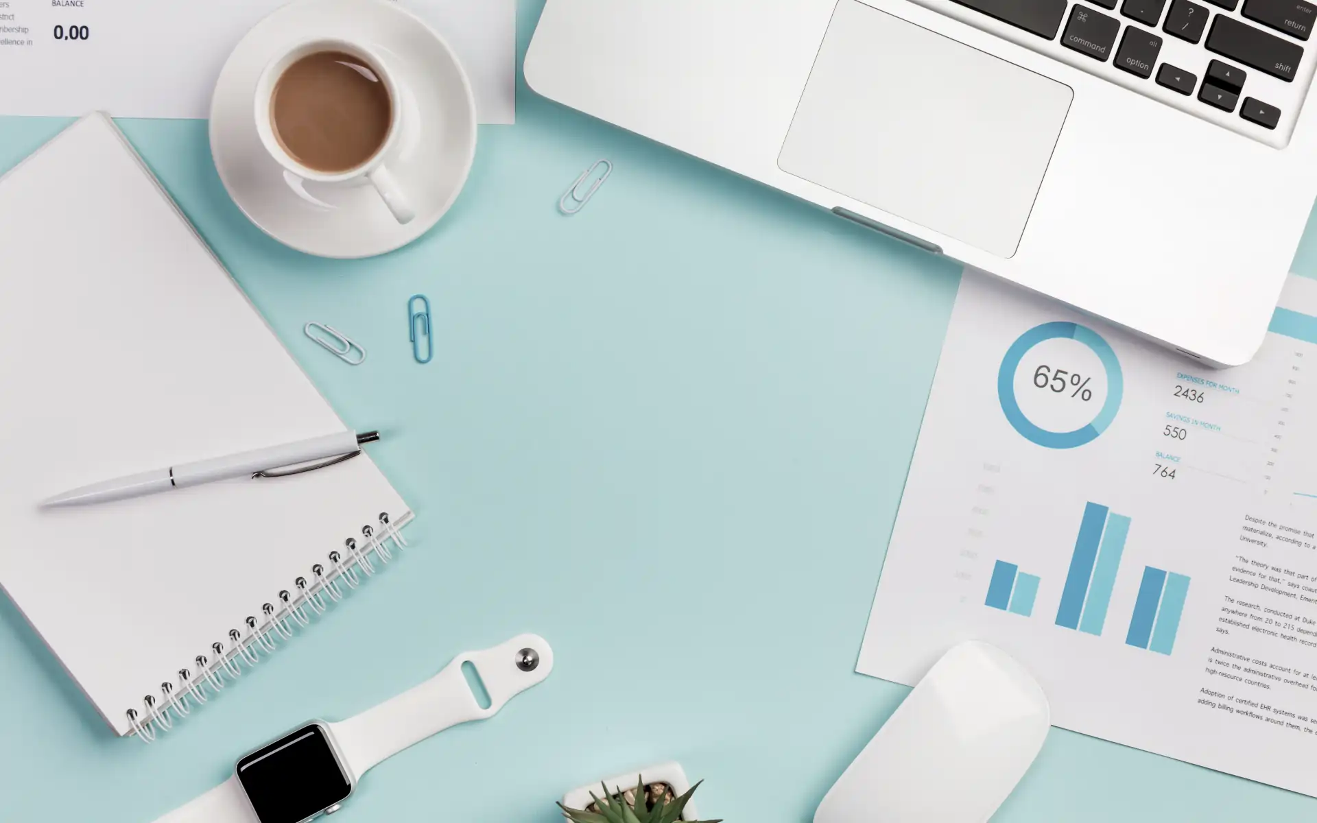 Espace de travail digital – Stratégie SEO, Réseaux Sociaux et Création de Sites Web Vue aérienne d’un bureau moderne avec un ordinateur portable, des graphiques analytiques et des accessoires de travail, illustrant l’optimisation SEO, la gestion des réseaux sociaux et le développement de sites web performants. marketing digital