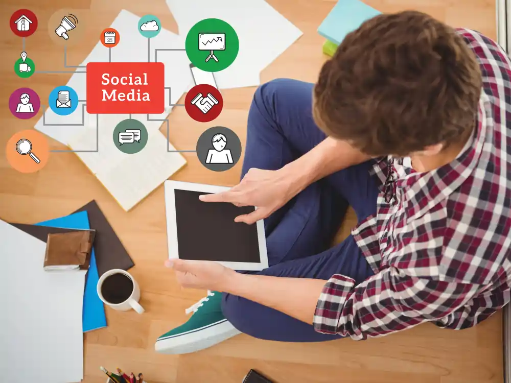 Gestion des réseaux sociaux pour une présence digitale efficace Personne utilisant une tablette pour gérer une stratégie de réseaux sociaux avec icônes de médias numériques