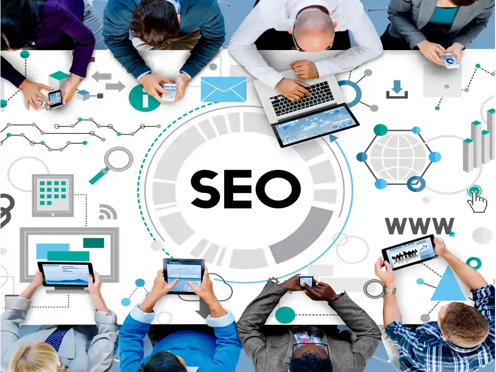 Stratégies SEO efficaces pour améliorer votre visibilité en ligne Image montrant une équipe travaillant sur une stratégie SEO avec des graphiques et des analyses numériques
