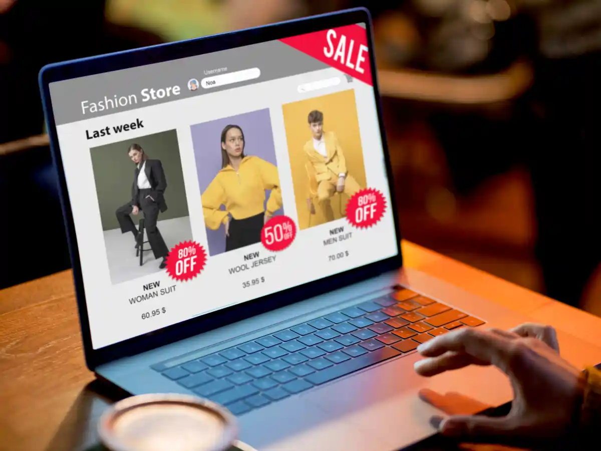 Un site e-commerce pour vendre en ligne efficacement Ordinateur affichant une boutique en ligne avec des offres promotionnelles, illustrant l'importance du e-commerce pour augmenter les ventes.